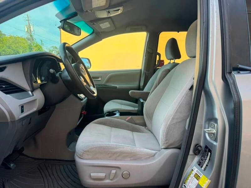 2015 Toyota Sienna 13