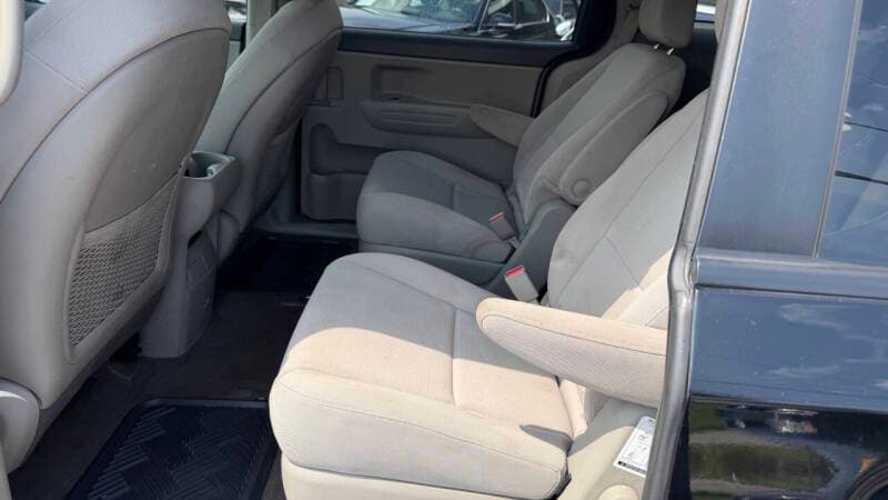 2015 Kia Sedona 14