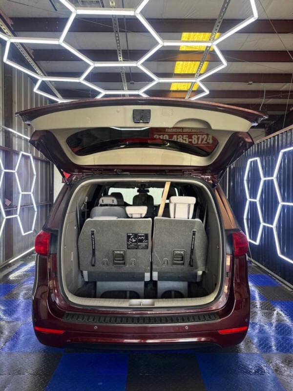 2016 Kia Sedona 14
