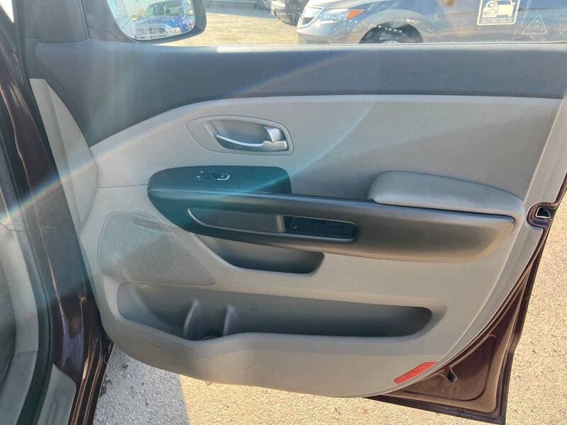 2015 Kia Sedona 16