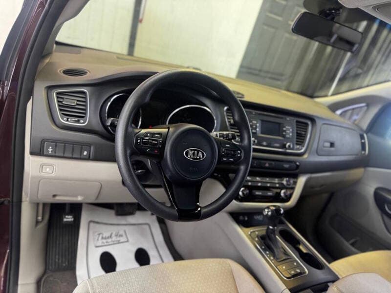2016 Kia Sedona 19