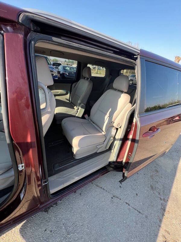 2015 Kia Sedona 11