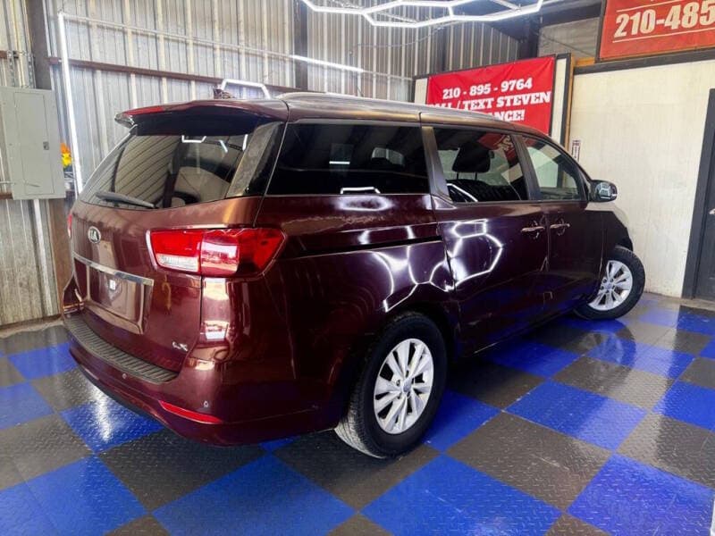 2016 Kia Sedona 23