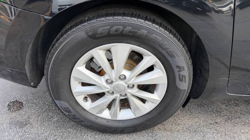 2015 Kia Sedona 23