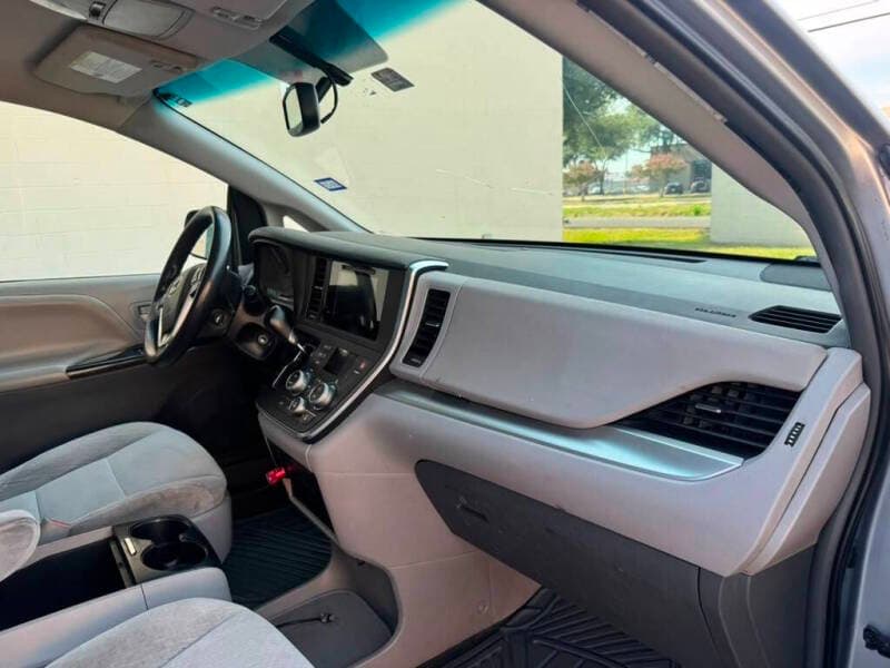 2015 Toyota Sienna 38