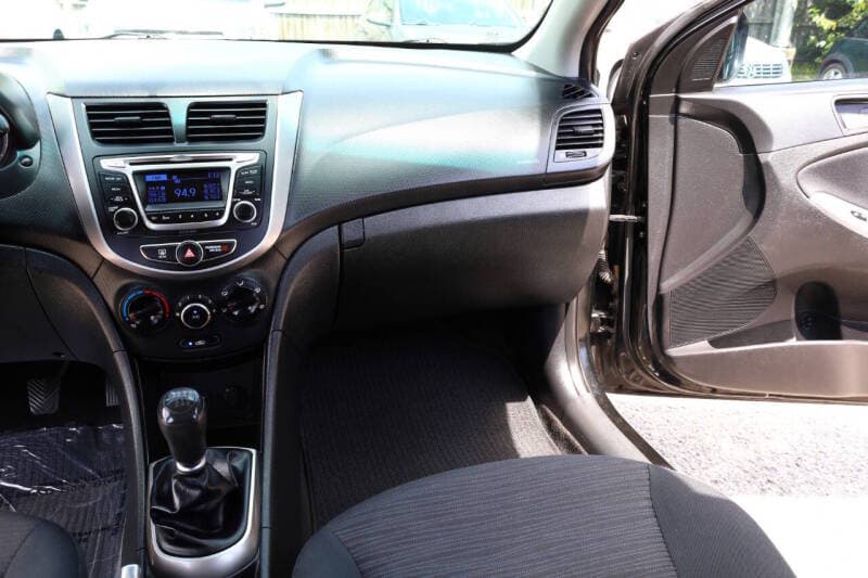 2016 Hyundai Accent 15