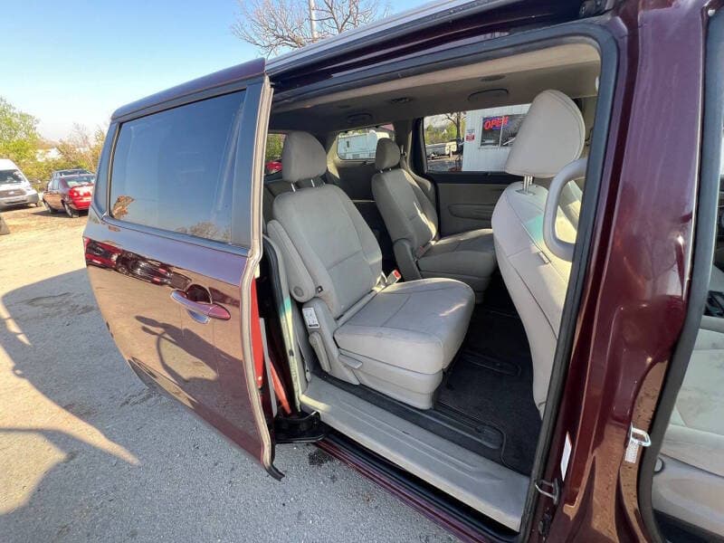 2015 Kia Sedona 19