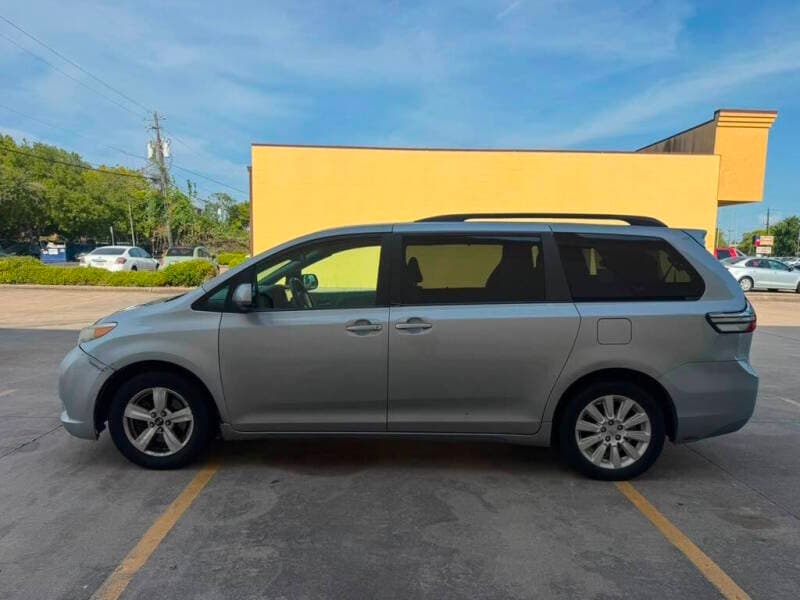 2015 Toyota Sienna 8