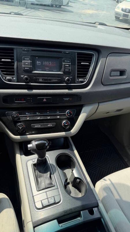 2015 Kia Sedona 11