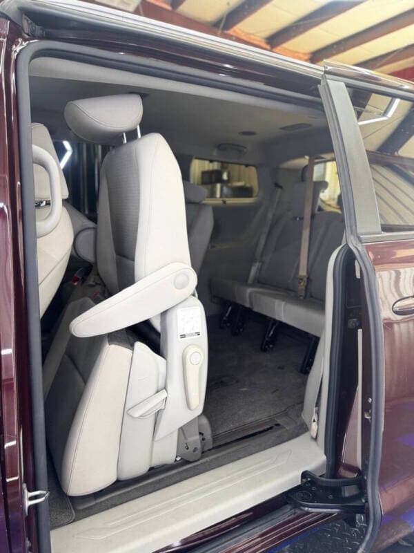 2016 Kia Sedona 17