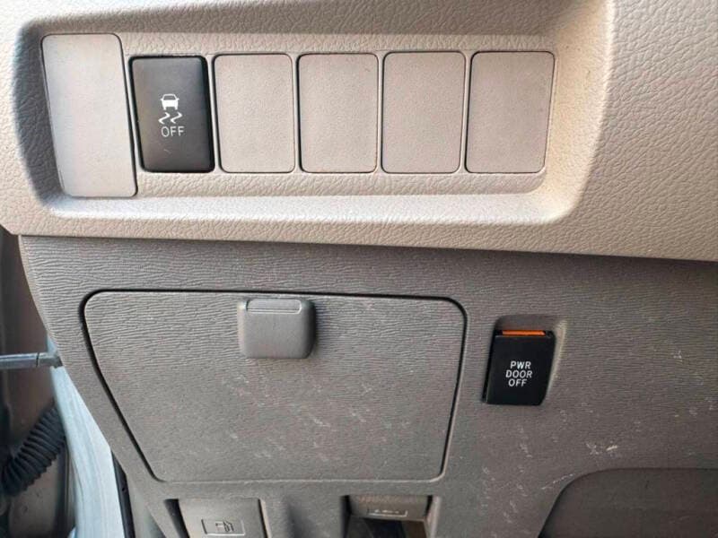 2015 Toyota Sienna 22