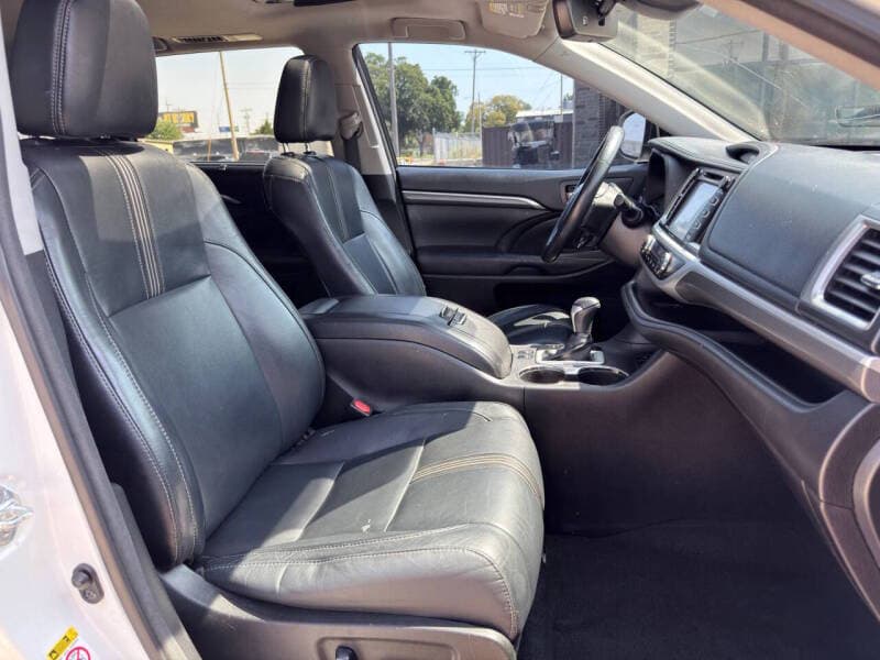 2017 Toyota Highlander 26