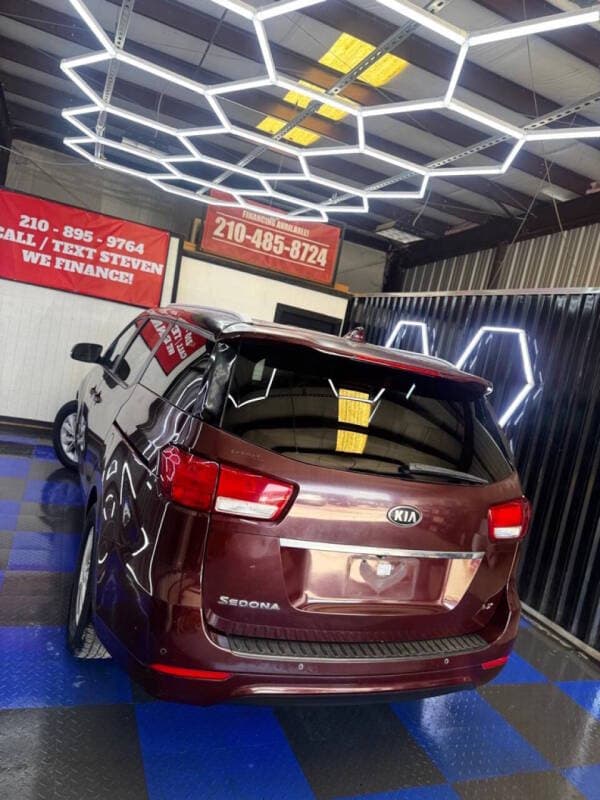 2016 Kia Sedona 29