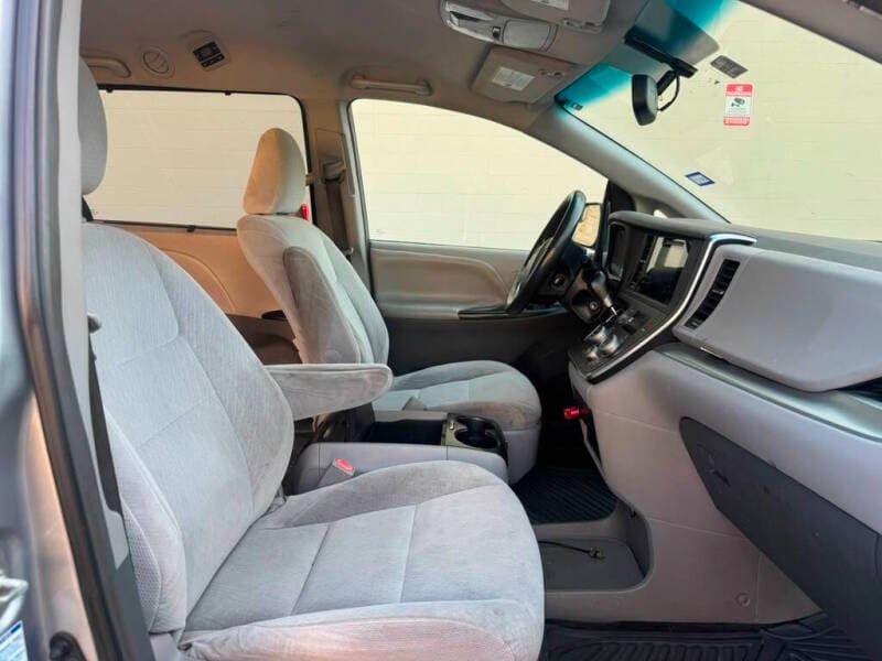 2015 Toyota Sienna 12