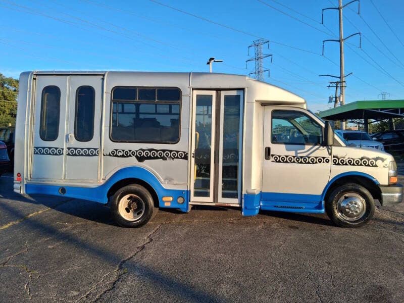 2014 Chevrolet Express Cutaway 3
