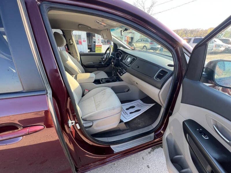 2015 Kia Sedona 14