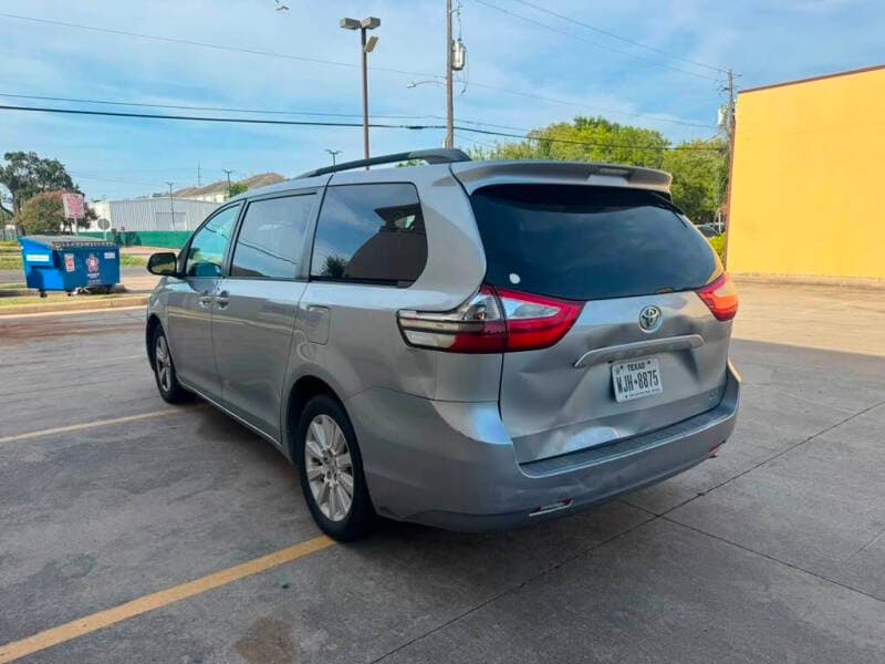 2015 Toyota Sienna 3