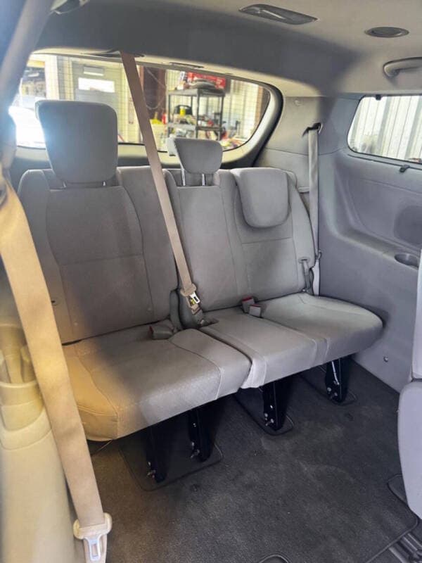 2016 Kia Sedona 13