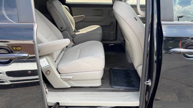 2015 Kia Sedona 18