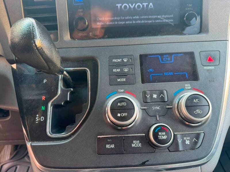 2015 Toyota Sienna 30