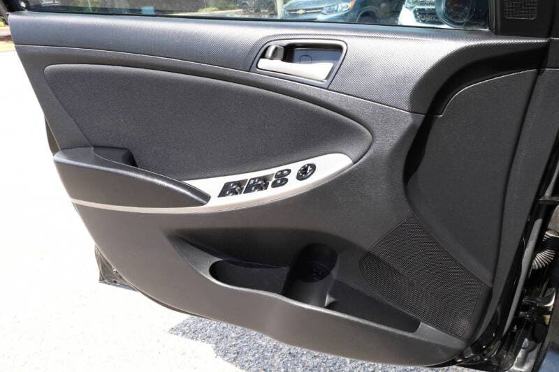 2016 Hyundai Accent 18