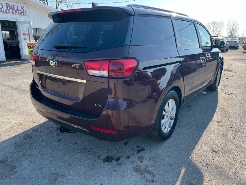 2015 Kia Sedona 25