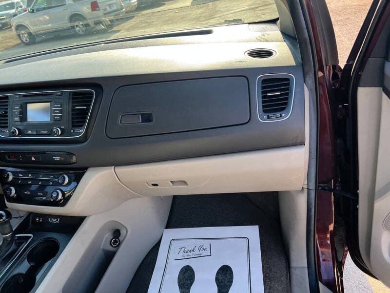 2015 Kia Sedona 17