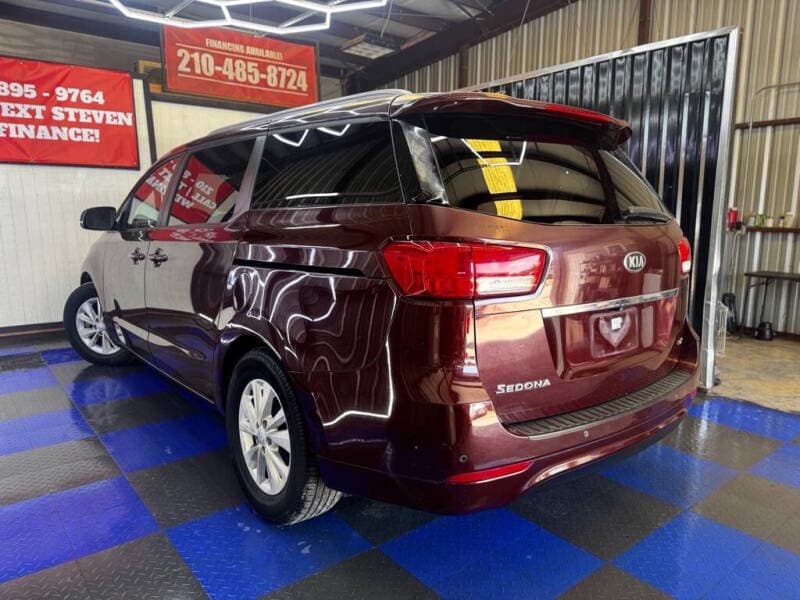 2016 Kia Sedona 27