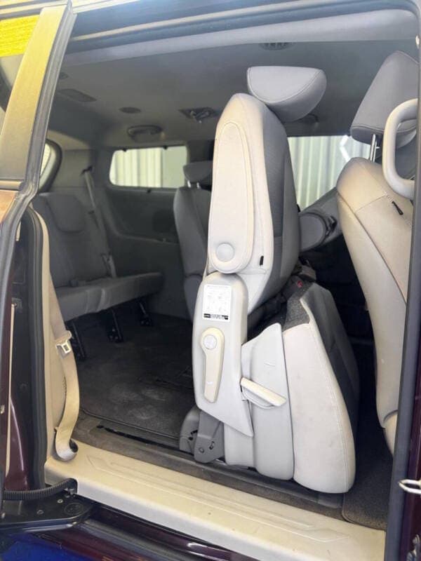 2016 Kia Sedona 12