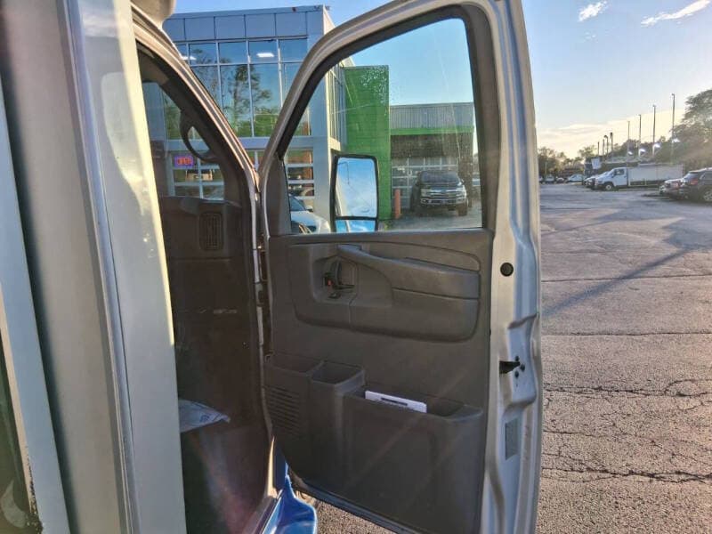 2014 Chevrolet Express Cutaway 11