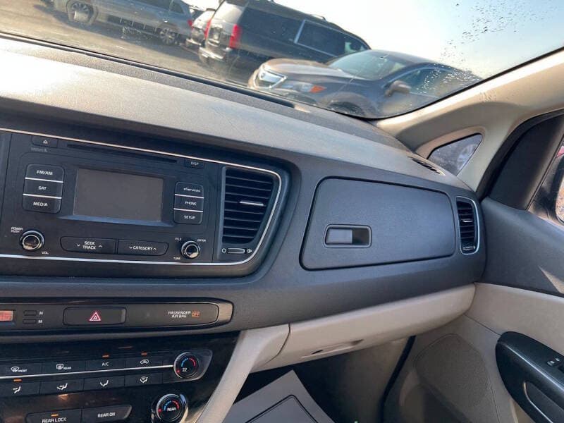 2015 Kia Sedona 8