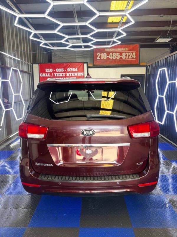 2016 Kia Sedona 25