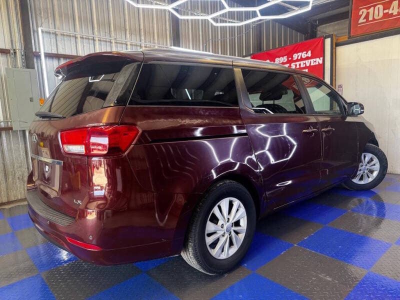 2016 Kia Sedona 22