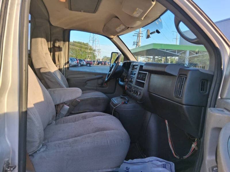 2014 Chevrolet Express Cutaway 13
