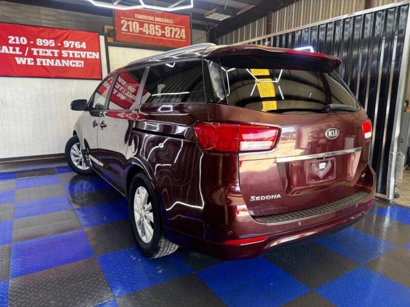 2016 Kia Sedona 28