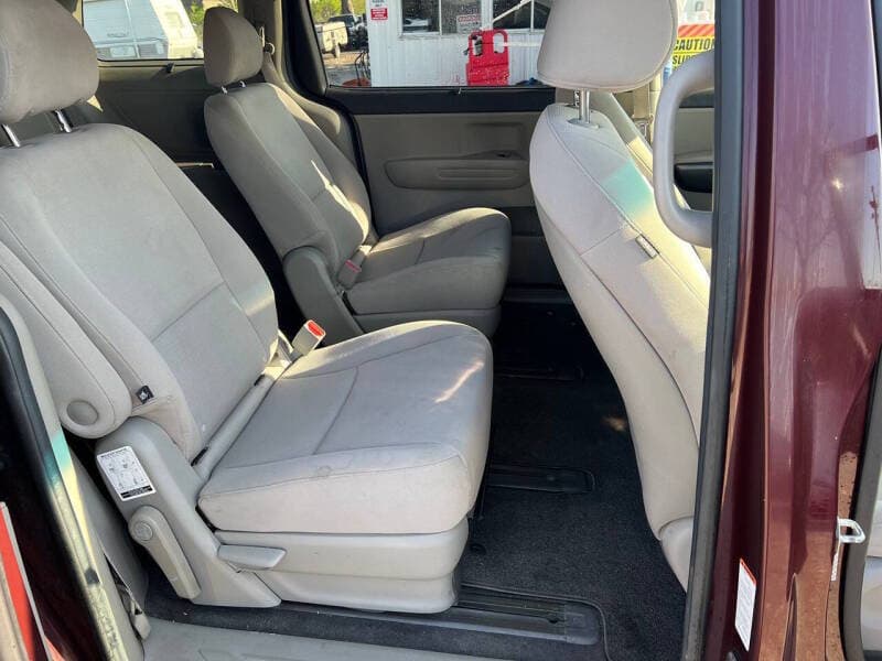 2015 Kia Sedona 18