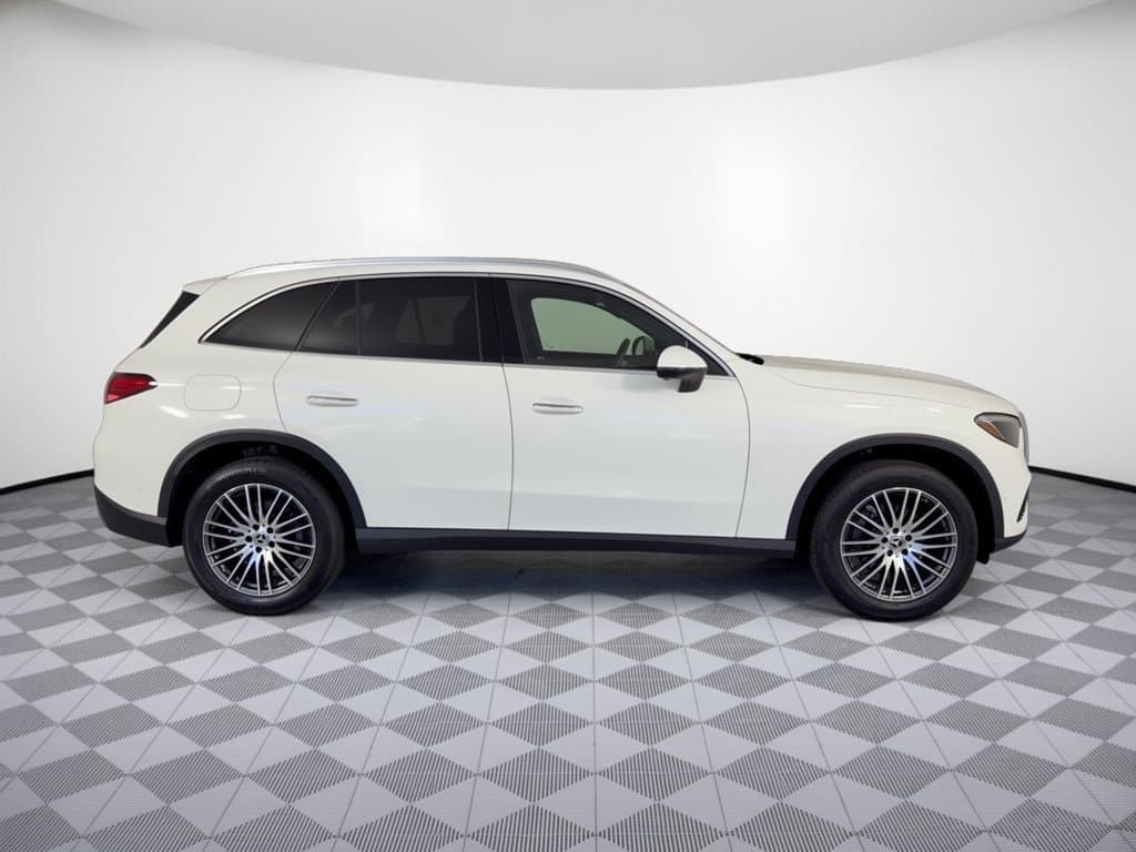 2025 Mercedes-Benz GLC 8