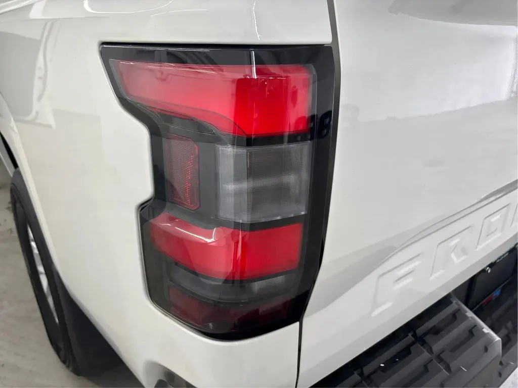 2025 Nissan Frontier 32