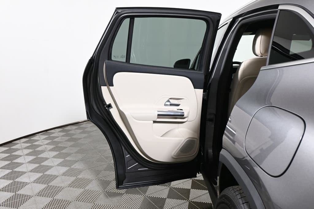 2026 Mercedes-Benz GLA 27