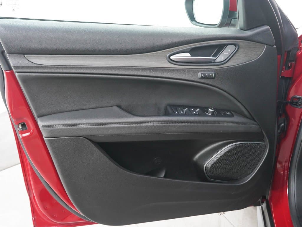 2019 Alfa Romeo Stelvio 18